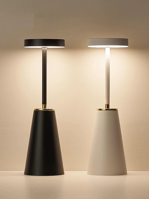 Lampada da tavolo moderna per camera da letto con ricarica wireless e attenuazione durata di vita di 15000 ore